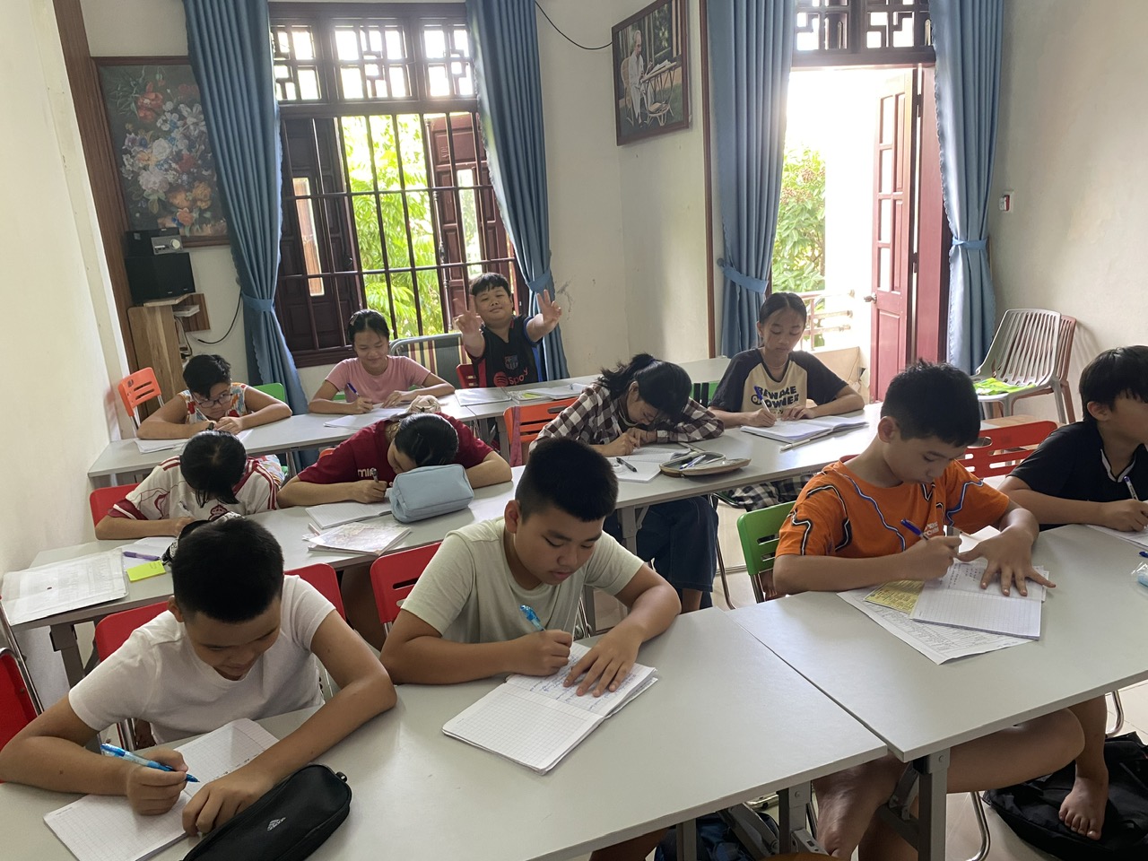Học sinh tập trung làm bài tại Aurora