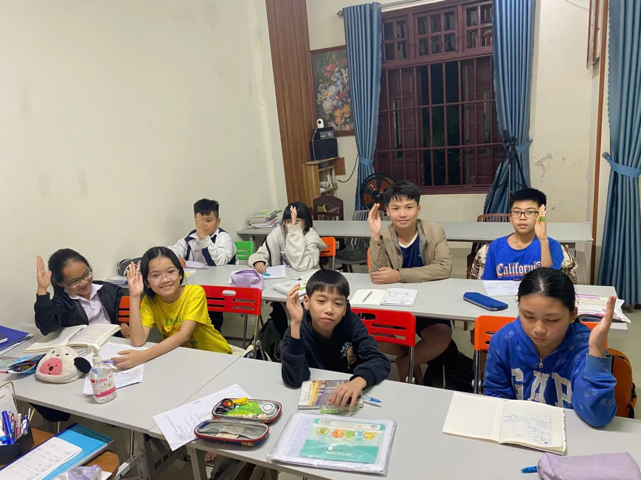 Học sinh THCS giơ tay phát biểu trong lớp tiếng Anh Aurora Đà Nẵng