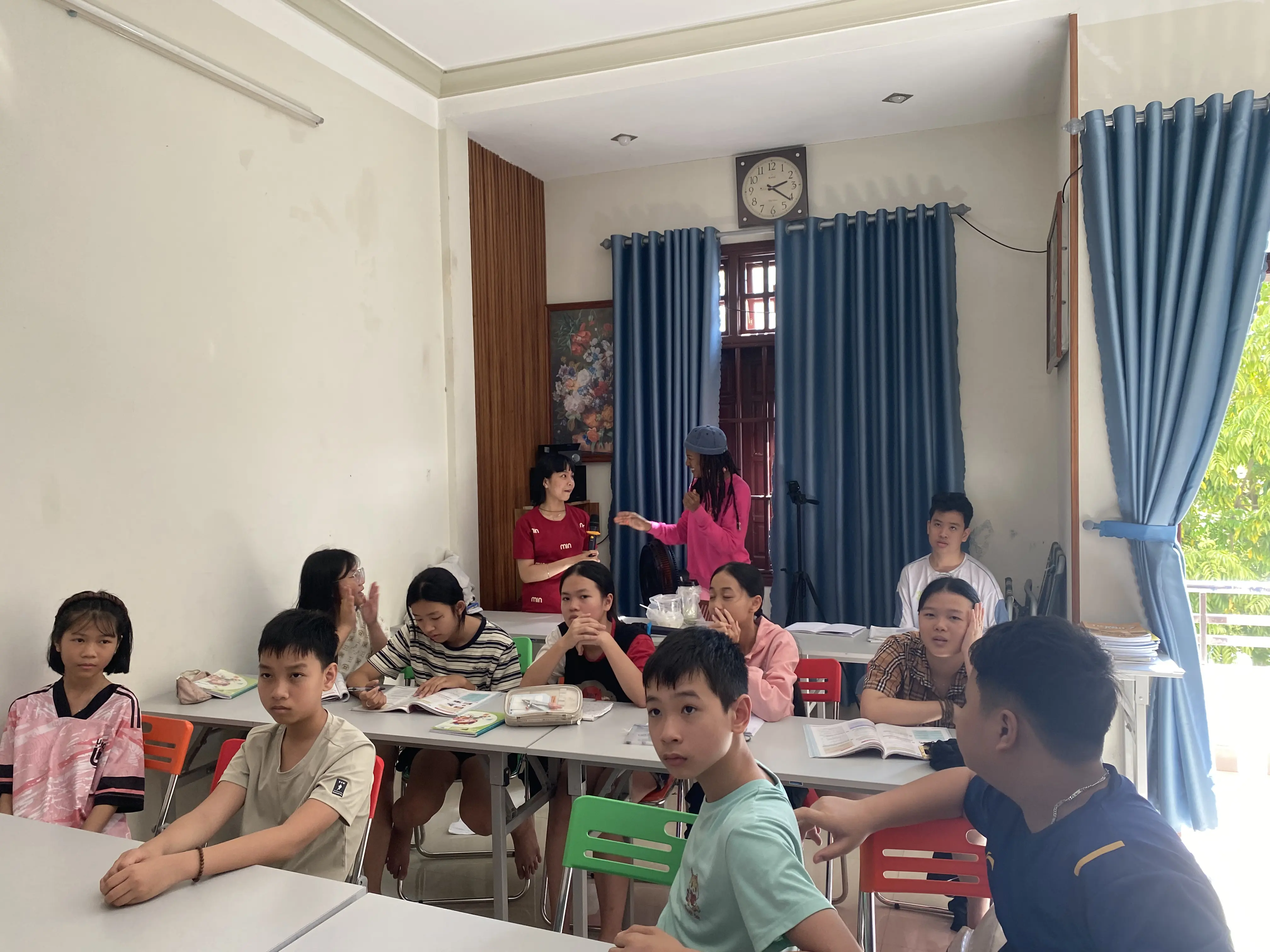 Học sinh THCS tập trung làm bài tập tiếng Anh tại Aurora Sơn Trà