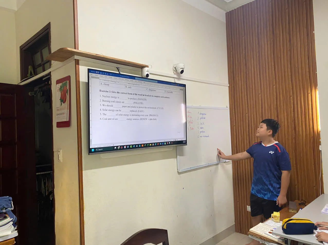 Học sinh Aurora lên bảng chữa bài tập tiếng Anh — buổi 1