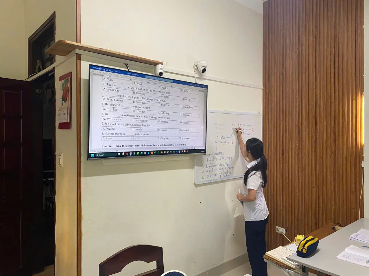 Học sinh Aurora lên bảng chữa bài tập tiếng Anh — buổi 2