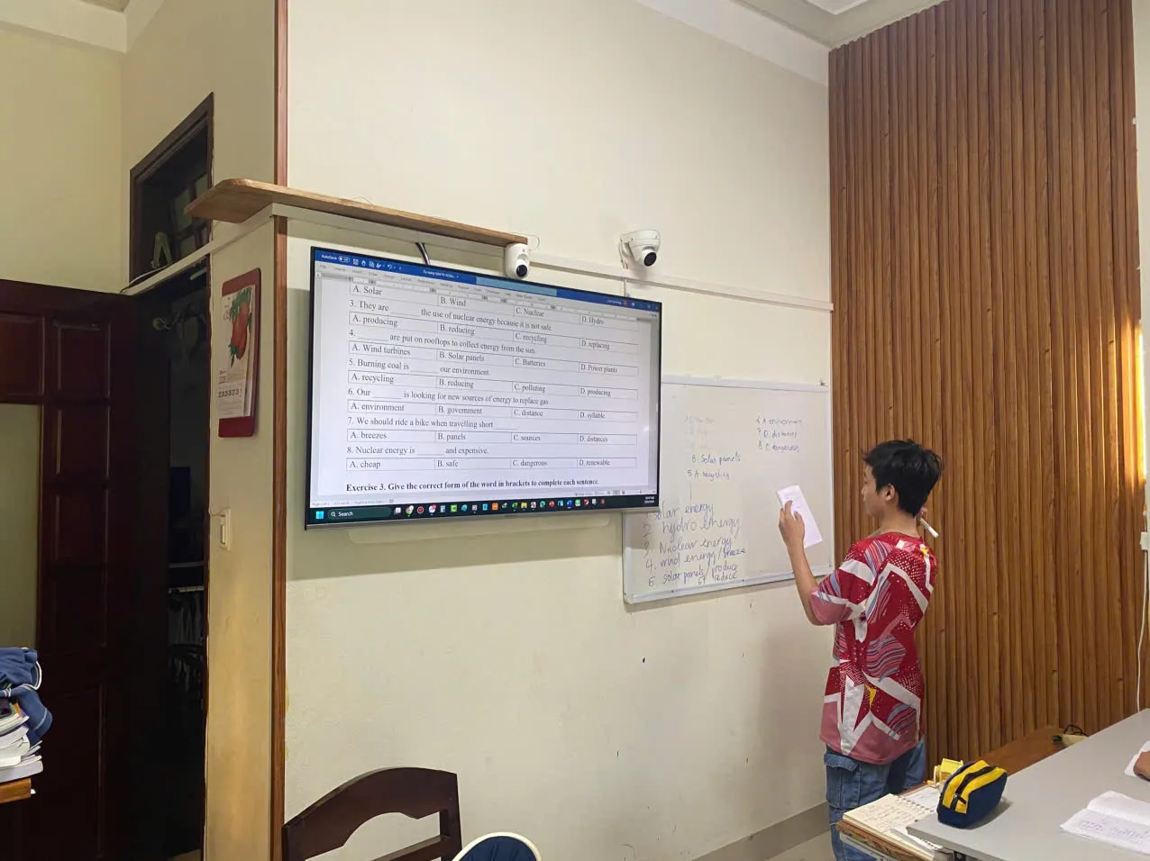 Học sinh Aurora lên bảng chữa bài tập tiếng Anh — buổi 3
