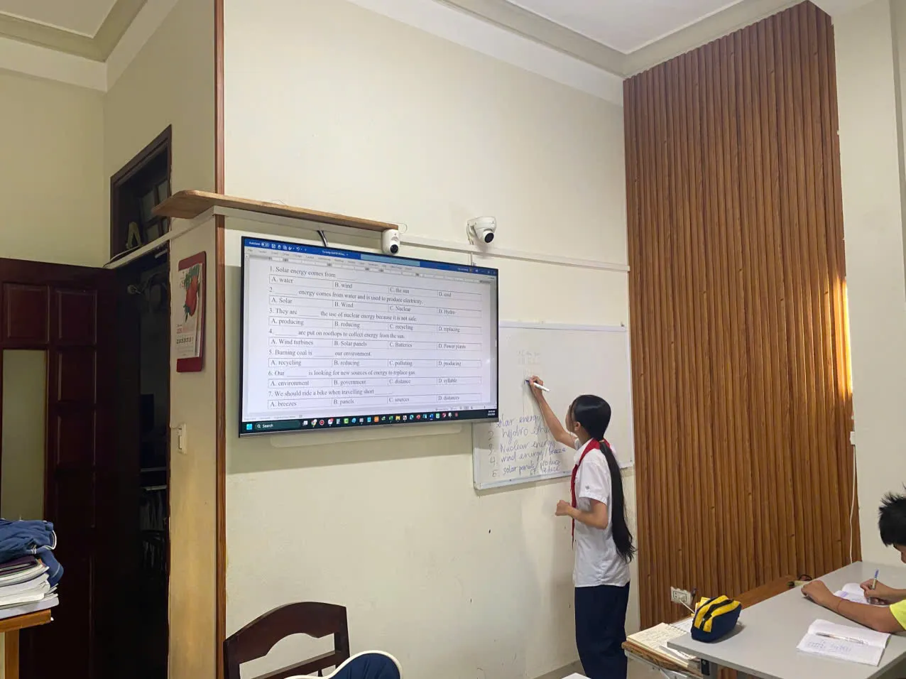 Học sinh Aurora lên bảng chữa bài tập tiếng Anh — buổi 4