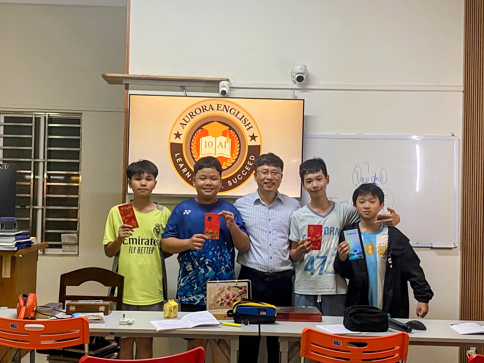 Thầy Cao Le Hung cùng các bạn nam học viên Aurora English Center Đà Nẵng